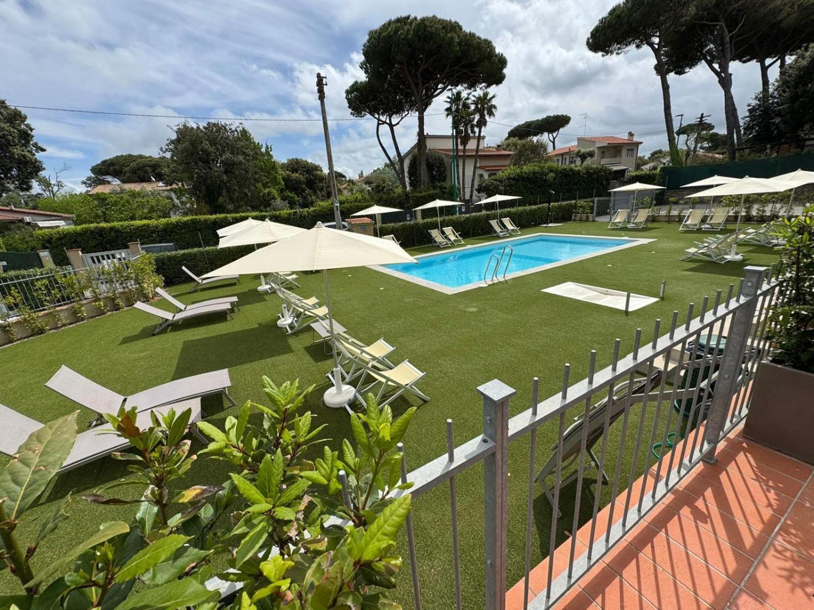 Residence San Francesco Tirrenia Bagian luar foto